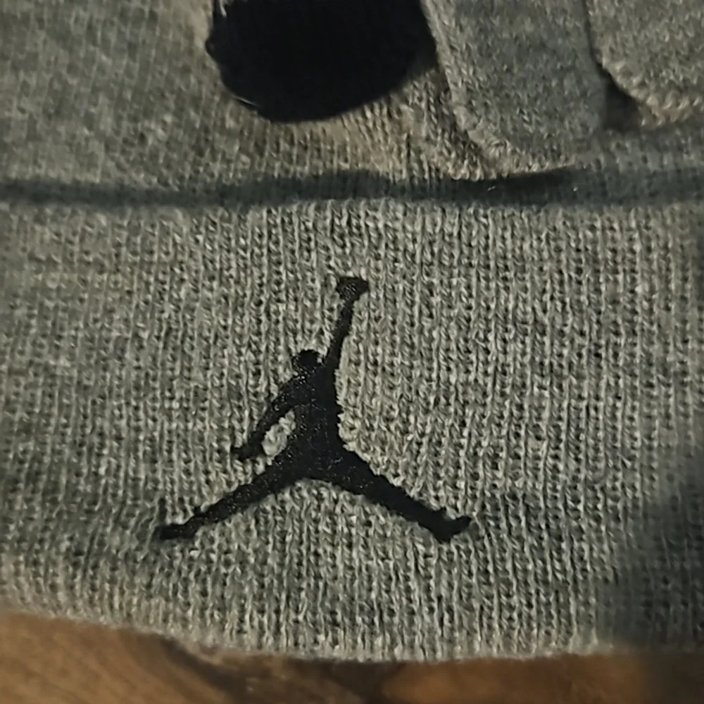 JORDAN 2 PIECE SET: HAT/GLOVES: GRAY: NEW WITH TAGS: YOUTH SIZE 8-20